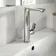 Küchenarmatur von Ideal Standard mit hohem, schwenkbarem Auslauf und einem Bedienhebel. Oberfläche in Chrom. Montiert auf einem weißen Waschbecken.